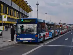 In einer langen Reihe stehen die Busse der ASEAG am 27.11.2010 vor dem Aachener Tivoli und warten auf die Fans.