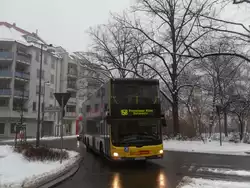 Ein Doppeldecker auf der Linie 158 in Berlin Prenzlauer Berg 23.12.2010