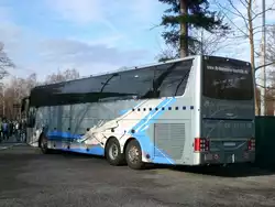 Van Hool T9 als Sonderbus zum Ausw�rtsspiel von Hertha BSC Berlin vor dem Karlsruher Wildpakrstadion.