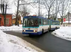 Obus �koda 15Tr kehrt aus der Balo�u Stra�e zur Kristapa Stra�e.