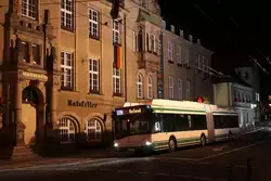 Solaris Trollino 18AC 052 der BBG vor dem Rathaus in Eberswalde am 14.11.2010.