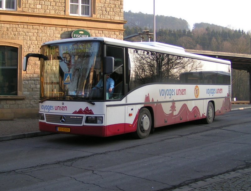 (VU 4009) Dieser Mercedes Integro der Firma Voyages Unsen hat soeben die Bushaltestelle am Bahnhof Ettelbrck verlassen. 24.02.08