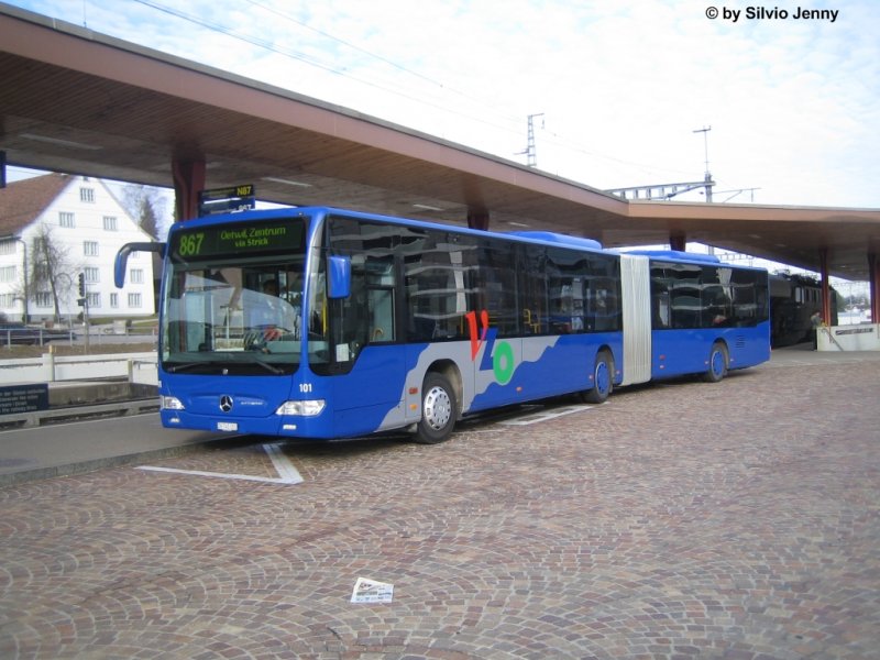 VZO CitaroII Nr. 101 beim Bhf. Wetzikon. Mit diesen CitaroII wurden in erster Linie die hochflurigen O405 abgelöst. Aber auch 4 Standart Citaros verkaufte die VZO, da die VZO etliche Linien auf Gelenkbusse umstellten und so einen Überbestand an 12m Bussen hatte.