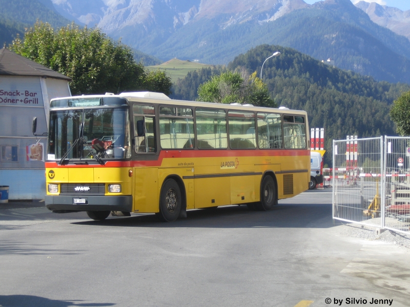 Whrend der Streckensperrung zwischen Scuol und Ardez hilft auch PU Terretaz aus Zernez mit dem NAW/Hess BH 4-23 GR 30019 aus. Hier erreicht er am 22.9.09 den Bahnhof Scuol-Tarasp. 