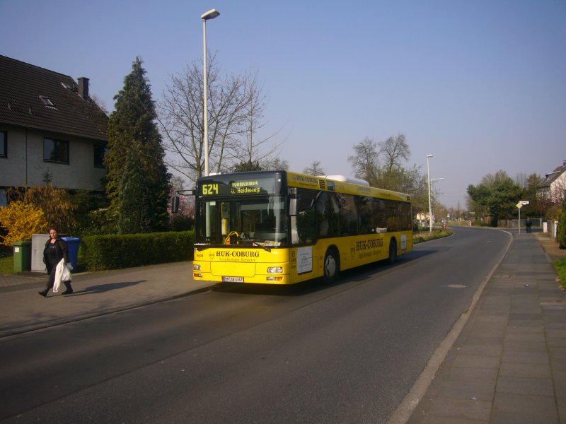 Wagen 0408 der Linie 624, in Sonderlackierung fr Huk-Coburg von Bonn Brser Berg nach Bonn Holzlar (Kohlkaul) kommt an der Haltestelle Rehsprung an. Aufgenommen am 01.04.07