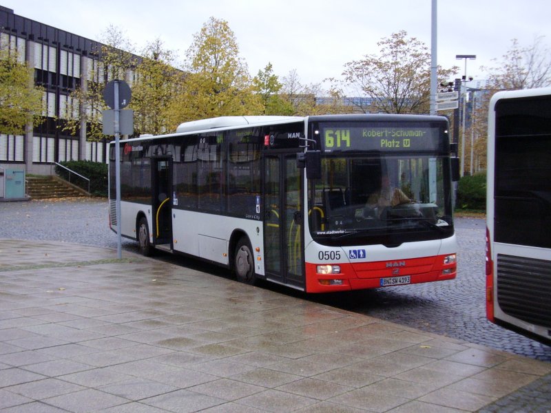 Wagen 0505 der SWB hier am Robert-Schuman-Platz als Linie 614. Aufnahme am 11.11.2006