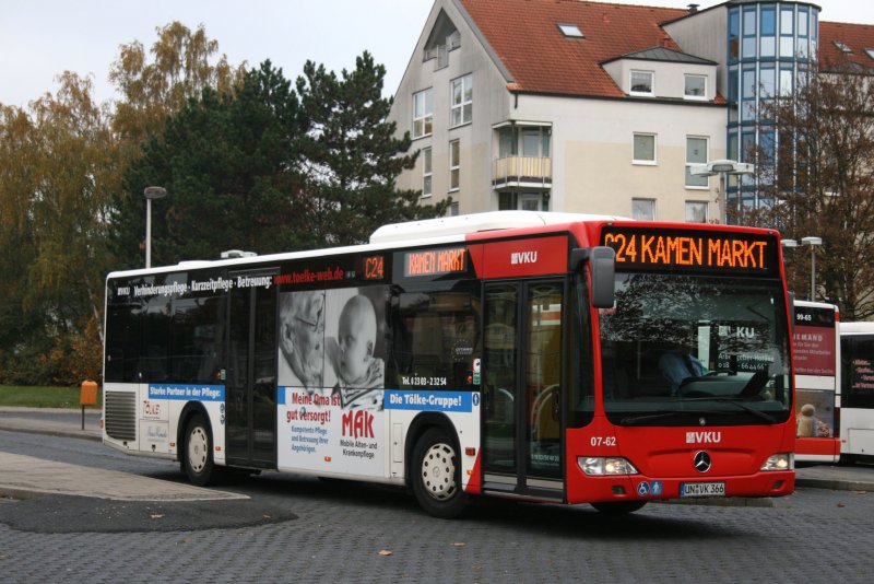 Wagen 07-62 (UN VK 366) mit der Linie C24 zum Kamen Markt mit Werbung fr die Tlke Gruppe.
31.10.2009