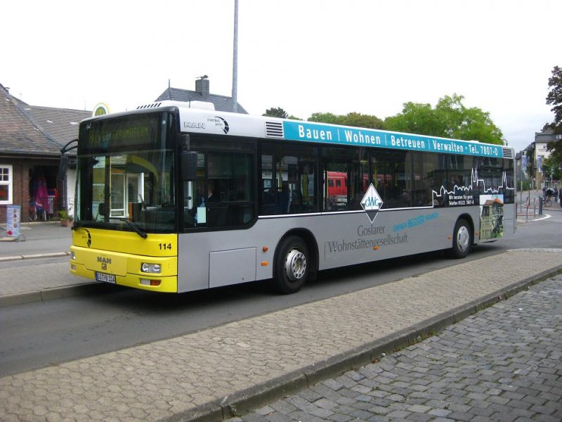 Wagen 114, ein MAN A21, der Stadtbus Goslar am ZOB in Goslar. Hier mit Werbung fr die Goslarer Wohnstttengesellschaft.