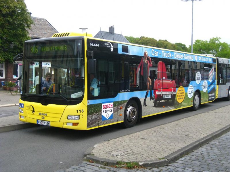 Wagen 116, ein MAN Lions City, der Stadtbus Goslar GmbH am ZOB in Goslar. Hier mit Werbung für den Bosch Service der Meyer GmbH.