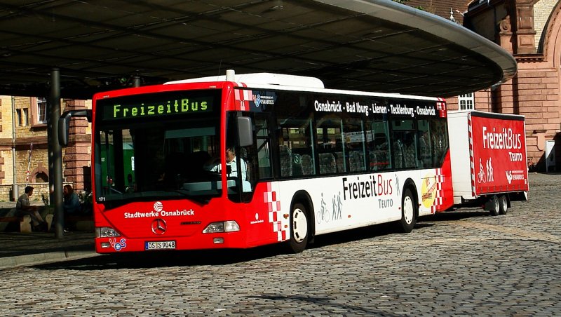 Wagen 171 (OS S 9048) mit einem Fahrradanhnger am HBF Osnabrck.
Der Wagen macht Werbung fr Freizeitbus Teuto.