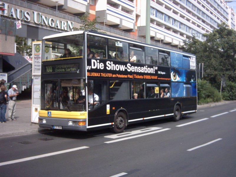 Wagen 3051 am 15.08.2007 an der Haltestelle Spandauer Str./Marienkirche mit Vollwerbung fr die Blue-Man-Group