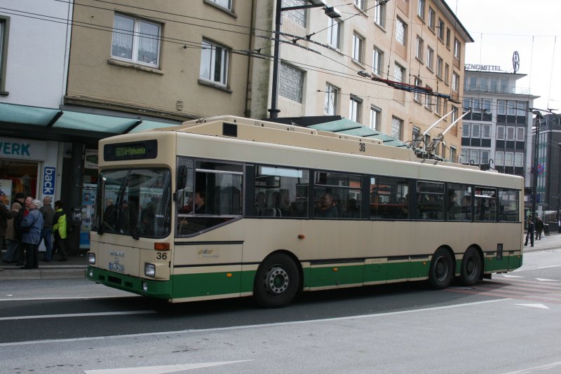 Wagen 36 (SG SW 236) nach Wuppertal Vohwinkel am ZOB Solingen Stadtmitte.