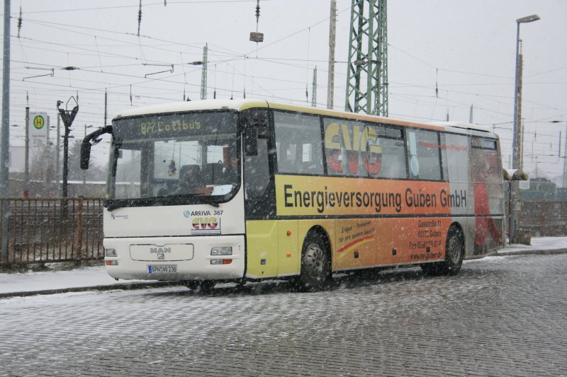 Wagen 367 mit Werbung fr einen Energieversorger am 14.02.2009 am Bahnhof Guben