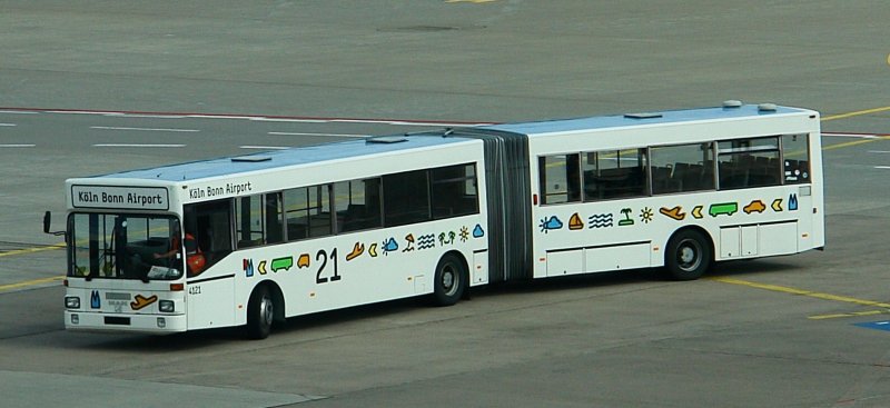 Wagen 4121 des Flughafen Kln Bonn.
Der Wagen wird zur Fluggastbefrderung benutzt.
