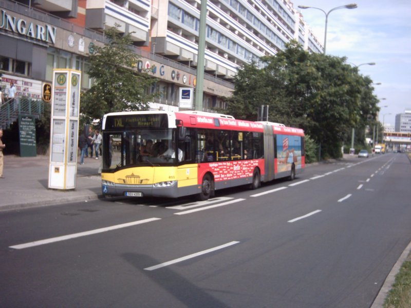 Wagen 4155 am 15.08.2007 auf der Linie TXL an der Haltestelle Spandauer Str./Marienkirche. Da die Umstellung der Linie auf Gelenkbusse sehr kurzfristig kam, ist man jetzt fleissig dabei, die Busse mit der vertraglichen Werbung zu bekleben.
