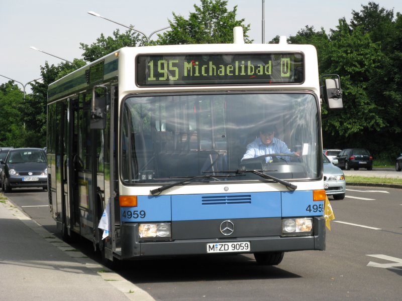 Wagen 4959 steht an einem warmen Juninachmittag des schnen Jahres 2008 am Michaelibad.