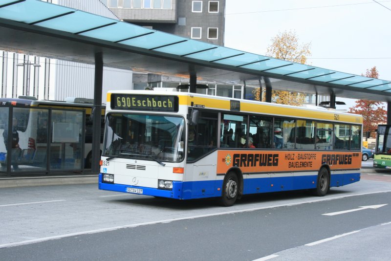 Wagen 521 (SG SW 137) nach Eschbach am ZOB Solingen Stadtmitte.
Werbung: Grafweg Holz,Baustoffe
24.10.2009