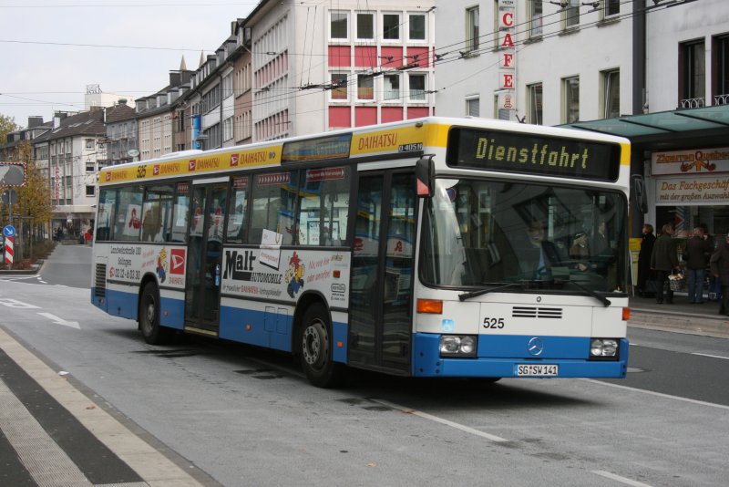 Wagen 525 (SG SW 141) am ZOB Solingen Stadtmitte.
Werbung: Malt Automobile
24.10.2009