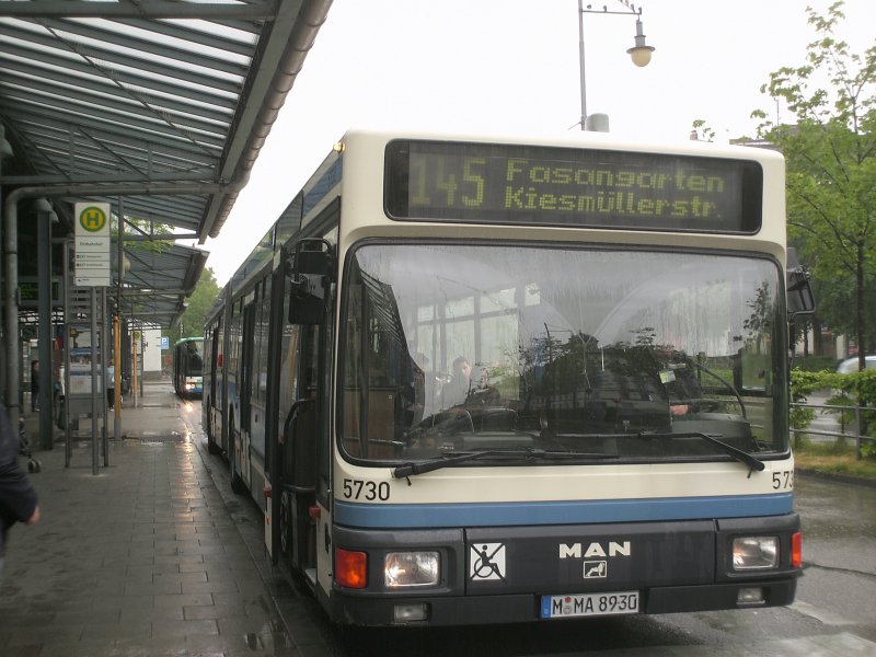 Wagen 5730(NG 272.2)der MVG steht im April 2007 ,wenige Monate vor seinem Einsatzende:(,am Ostbahnhof als Linie 145.Heute wird dieses Ziel nur noch als  Kiesmllerstr.  angezeigt,das erlebten die NG 272er aber nicht mehr.