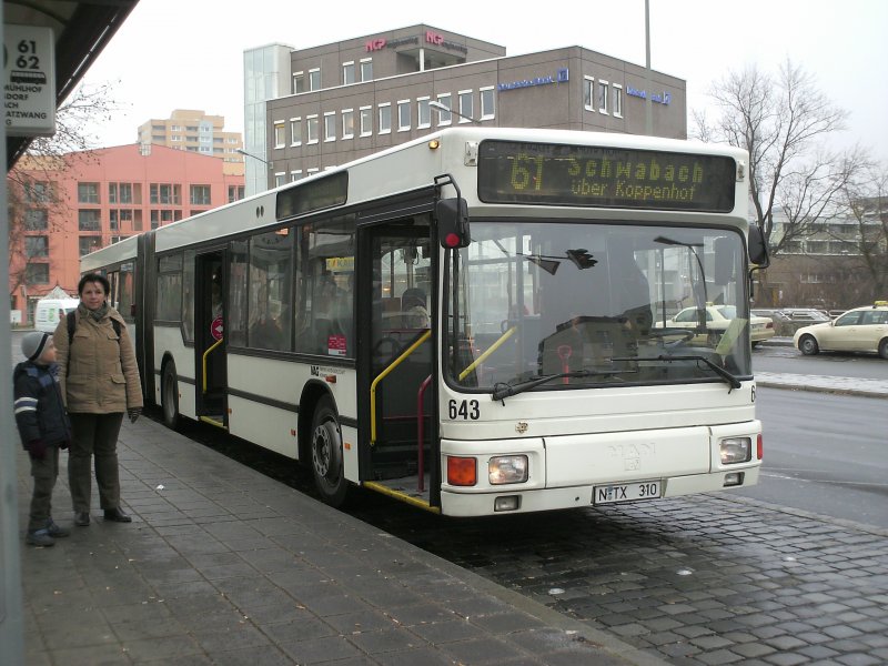 Wagen 643 (MAN NG 272.2),einer der wenigen weien seiner Art,steht am 28.12.2007 in Rthenbach als Linie 61.