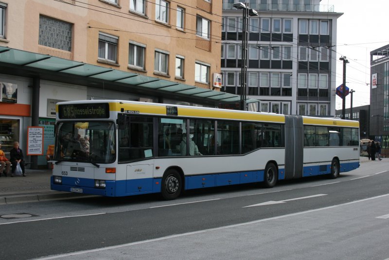 Wagen 653 (SG SW 153) zur Hasselstr. mit der Linie 685 am ZOB Solingen.
24.10.2009