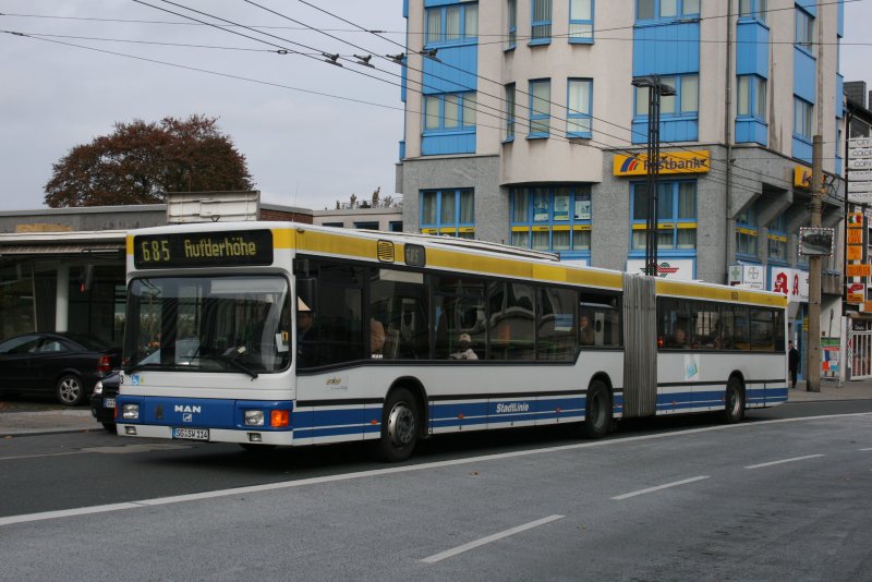 Wagen 853 (SG SW 114) nach Auf der Hhe mit der Linie 685 am ZOB Solingen.
24.10.2009