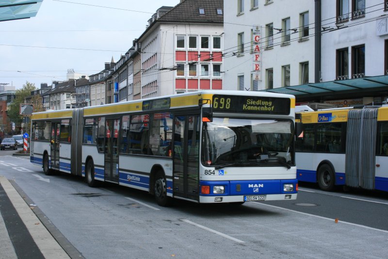 Wagen 854 (SG SW 122) zur Siedlung Kannenhof mit der Linie 698.
24.10.2009