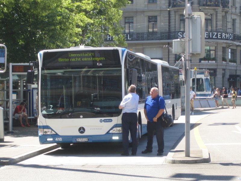 Wahrscheinlich beim Stauffacher, bei einer scharfen Rechtskurve streifte der Chauffeur des CitaroII Nr. 419 am 13.6.09 eine  Verkehrstafel. Am Hauptbahnhof versuchten die beiden Chauffeure den ramponierten Spiegel wieder an zu bringen.