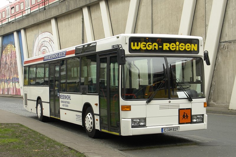 Wega Reisen (E AM 819) am Bus BF Essen Steele.
Mai 2008
