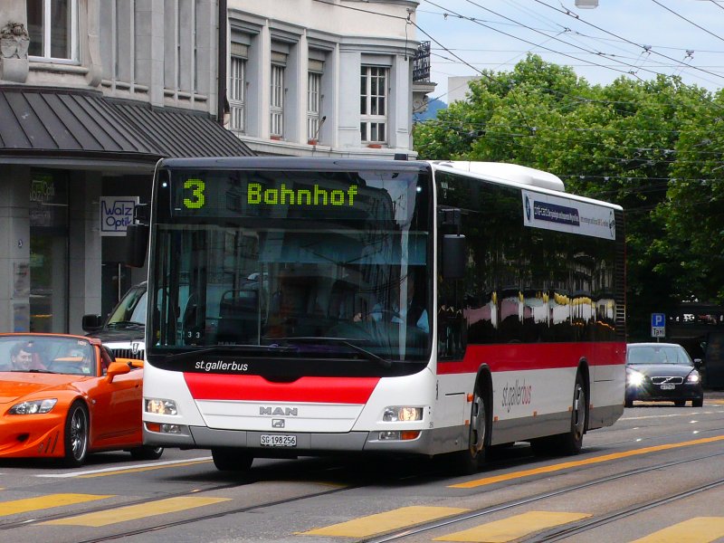 Wegen Belagsarbeiten an der Langgasse fahrt der Trolleybuslinie
3 mit Dieselbusse. MAN Lions-City 256, Schibenertor am 11.07.09.