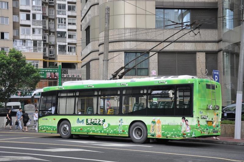 Werbe-Trolleybus am 28. Juli 2009 in Shanghai.