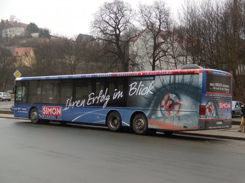 WSF-VV15, ein Setra S319NF, an den Bushaltestellen in der Leipziger Strae in Weienfels. Die Haltstellen gehren noch zum Busbahnhof von Weienfels. Der Bus trgt eine fr mich neue Werbung fr Simon-Werbung. Aufgenommen am 06.03.2009 .