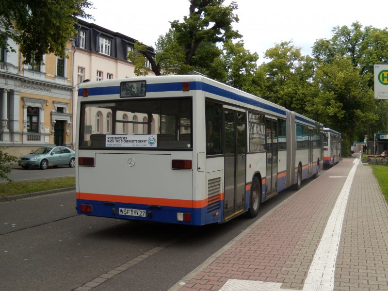 WSF-VV27, der noch aktive MB 0405GN der RVG mbH Weienfels, steht am 5.06.2009 auf dem Busbahnhof in Weienfels. Wahrscheinlich wurde er als Ersatz fr einen anderen Bus eingesetzt, da er sonst von mir in der letzten Zeit hchstens frhmorgens gesichtet wurde. Er kam gerade aus Richtung Burgwerben auf Linie 4 an.