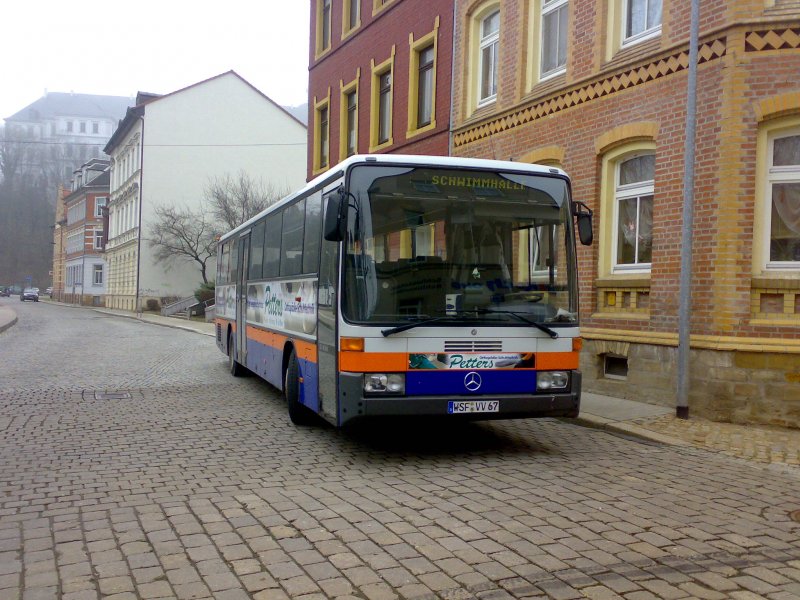 WSF-VV67, ein Mercedes Benz 0408, am 5.03.2009 auf dem Busbahnhof in Weienfels. Der Linienanzeige nach zu urteilen fhrt er heute auch den Schulverkehr zur Schwimmhalle.
