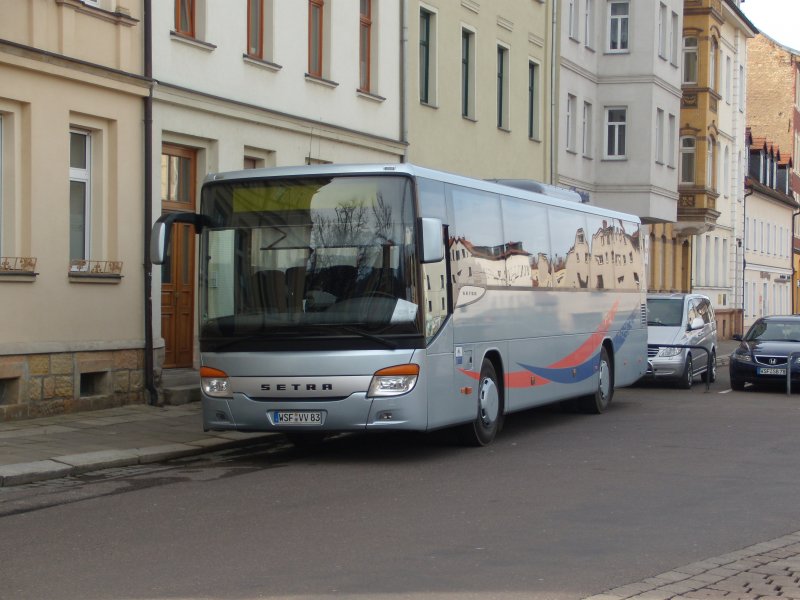WSF-VV83, der einzige SETRA S415UL der RVG Weißenfels, steht am 18.03.2009 in Pausenstellung auf dem Weißenfelser Busbahnhof.