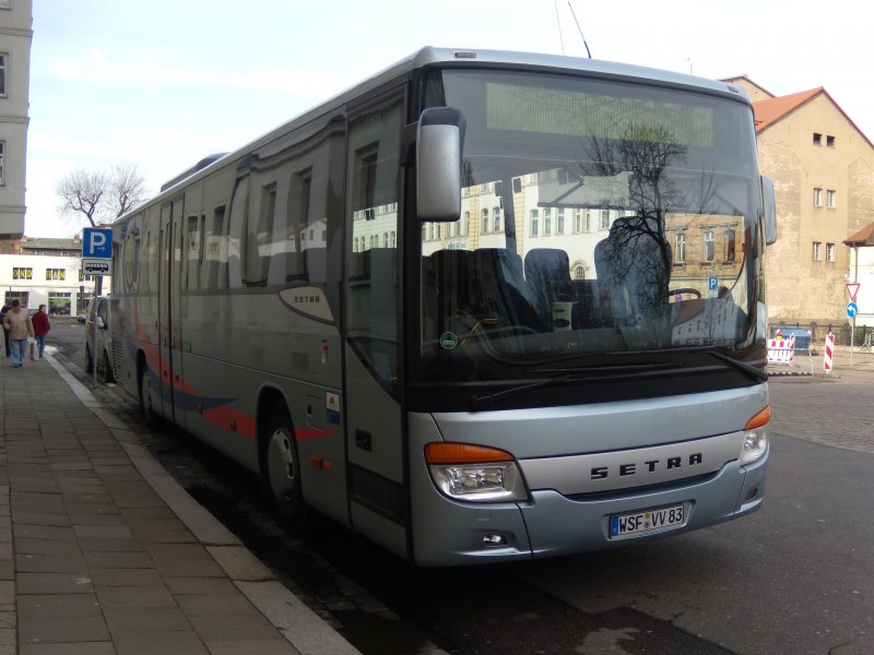 WSF-VV83, der einzige SETRA S415UL der RVG Weißenfels, steht am 18.03.2009 in Pausenstellung auf dem Weißenfelser Busbahnhof.