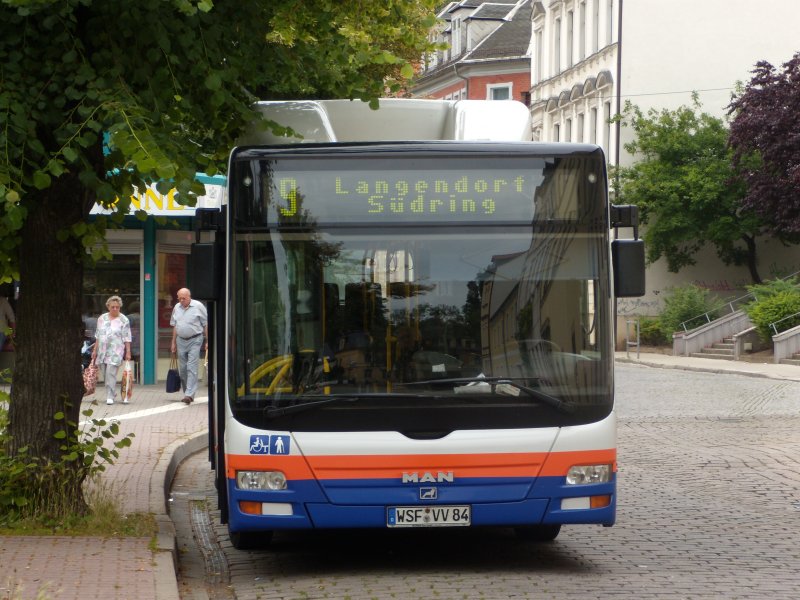 WSF-VV84, ein MAN Lion´s City CNG, steht am 18.06.2009 unter dem Baum der Abfahrtshaltestelle der Linie 9 auf dem Busbahnhof in Weienfels.