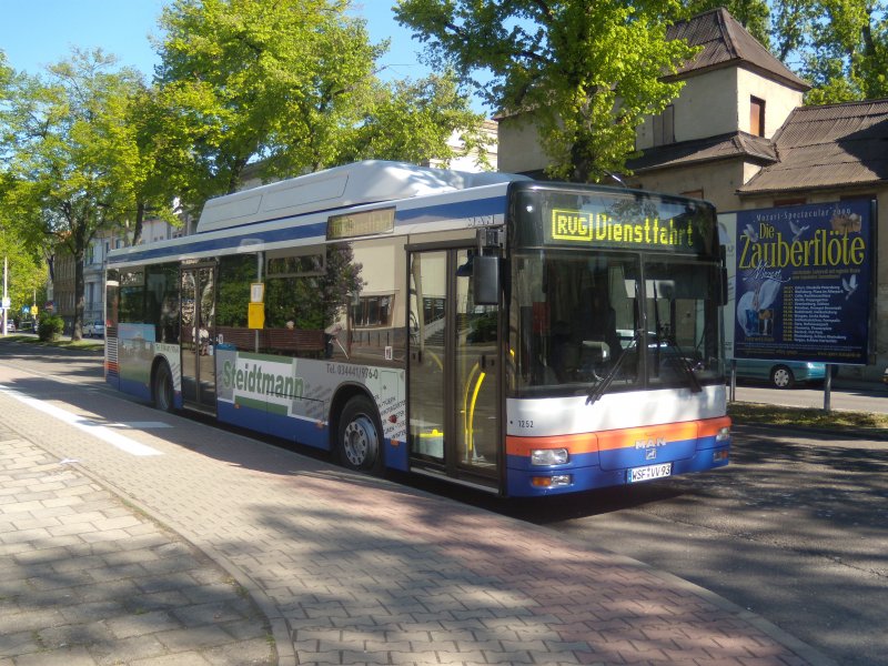 WSF-VV93, einer der ltesten Weienfelser MAN-Gasbusse, steht am 21.04.2009 auf dem Weienfelser Busbahnhof zu einer Pause abgestellt. Die sich im Bus spiegelnde Haltestelle ist die Abfahrtshaltestelle der (berland-) Linie 792 Richtung Goseck.