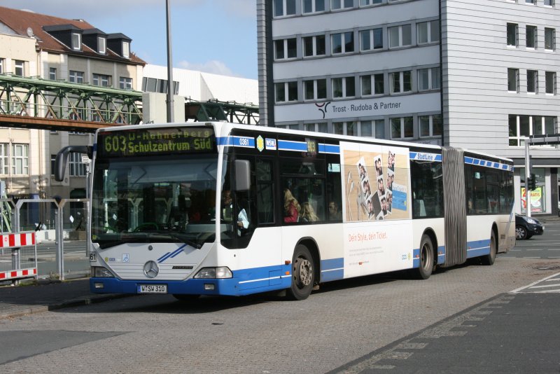 WSW 0361 mit der Linie 603 am HBF Wuppertal.
Der Wagen wirbt frs VRR Young Ticket.
18.10.2009