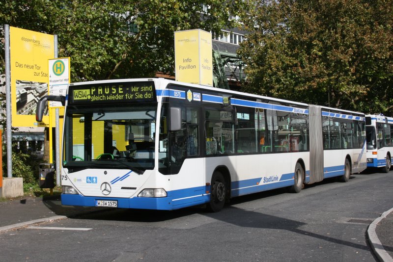 WSW 0575 auf dem Pausenplatz am HBF Wuppertal.