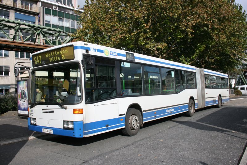 WSW 9672 geht gleich auf groe fahrt nach Hattingen Mitte S mit der Linie 647 am HBF Wuppertal.
18.10.2009