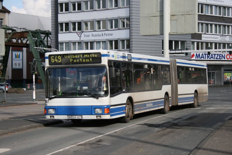 WSW 9867 ist ein Opfer der Umweltzonen und wird in naher Zukunft Ausgemustert.
Hier aufgenommen an HBF Wuppertal am 18.10.2009.