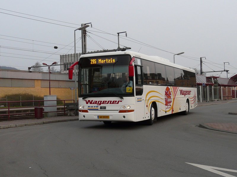 (WV 2033) Dieser Vanhool Bus der Firma Wagener aus Mertzig, bei der Abfahrt in Mersch als Linienbus in Richtung Mertzig 