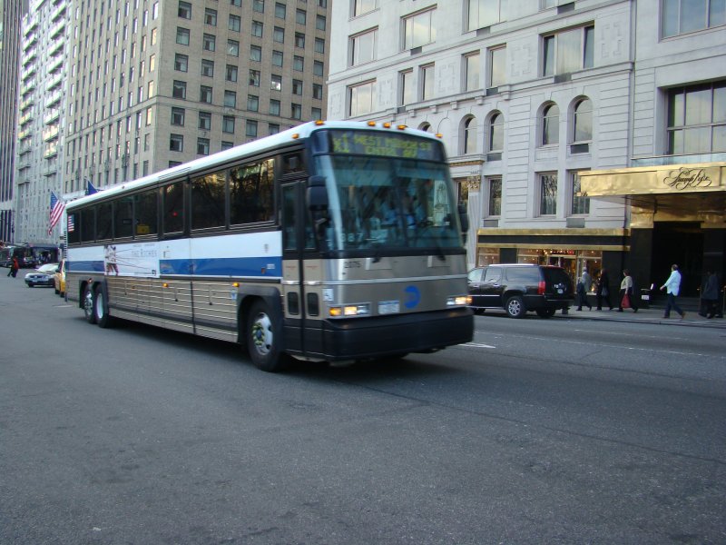 X1 am Central Park/Sixth Avenue am 12.04.08. Hier ein Motor Coach Industries (MCI) D 4500.
