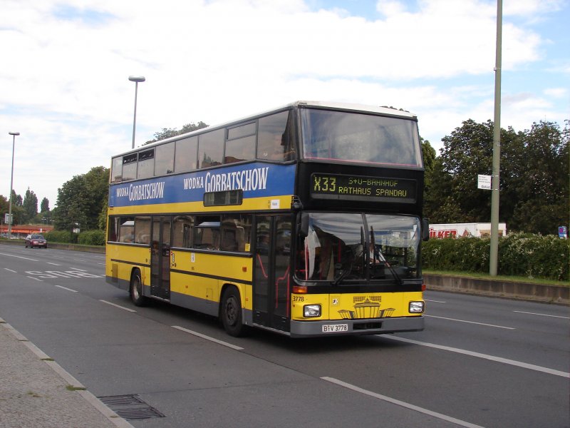 X33 nach Berlin S+U Bahnhof Rathaus Spandau.