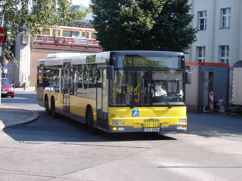 X9 von Flugahfen Tegel hat seine Endhaltestelle erreicht und macht in krze am Berliner Zoo seine verdiente Pause.