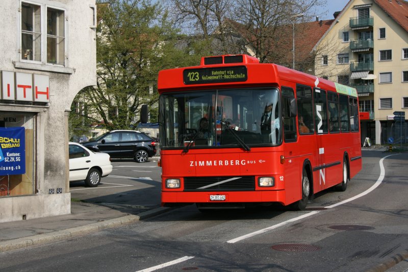 ZimmerbergBus / AHW, Wdenswil, Nr. 12 (ZH 381'462, Volvo/Hess B10M, 1990) am 14.4.2009 beim Bahnhof Wdenswil. 