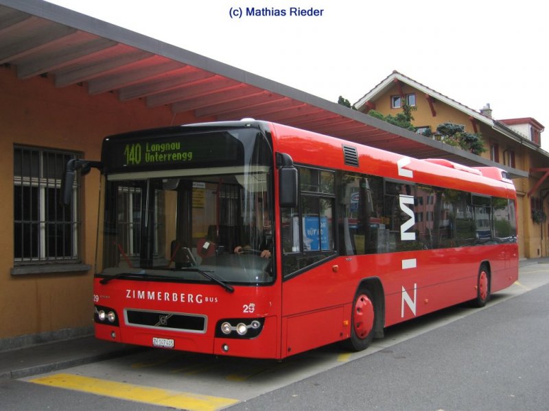 Zimmerbergbus Volvo wartet den Anschluss ab und fhrt danach nach Thalwil weiter am 26.10.07 in Langnau- Gattikon