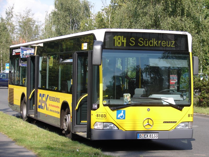 Zum verwechseln hnlich. Aber ein Blick zum KFZ-Kennzeichen und man sieht das der Bus nicht zur BVG gehrt. Die Buslinie 184 zum S-Bahnhof Sdkreuz wird im Auftrag von der BVG von BEX betrieben. Aufgenommen U-Bahnhof Krumme Lanke
