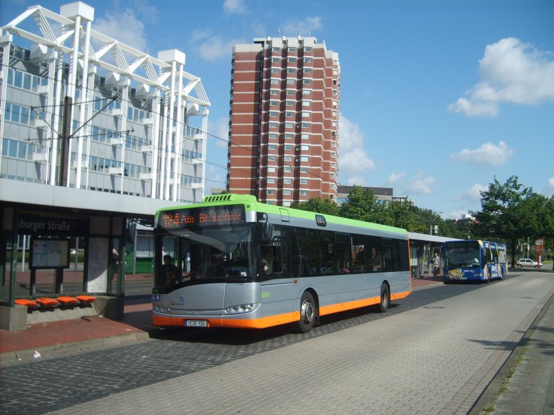 Zusammen mit einem Solaris Urbino 12 steht der  KMG-Citaro  an der Haltestelle Misburger Strae